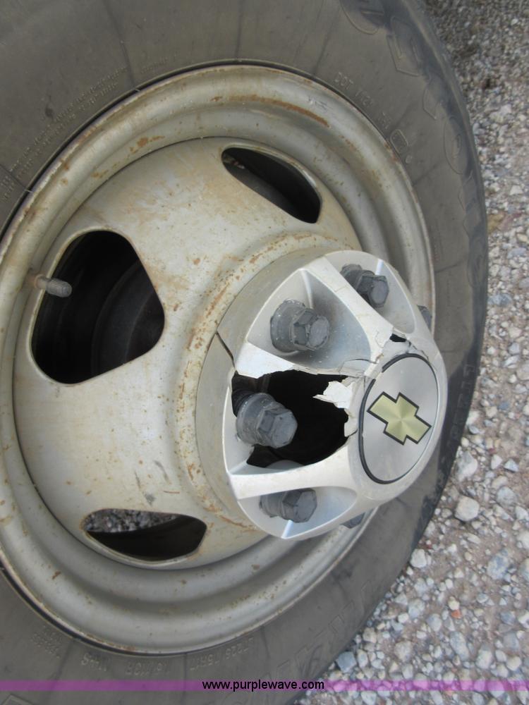 image for item I1896 2009 Chevrolet Silverado 3500 Crew Cab flatbed pickup truck