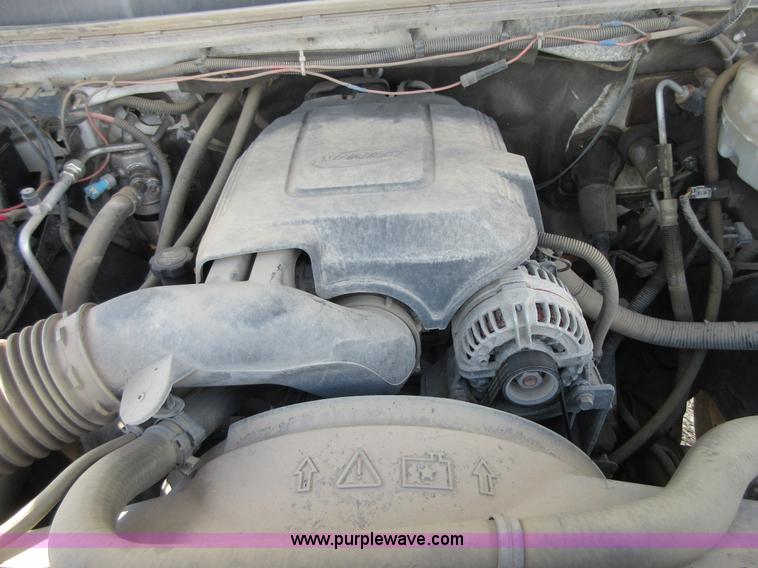 image for item I1896 2009 Chevrolet Silverado 3500 Crew Cab flatbed pickup truck