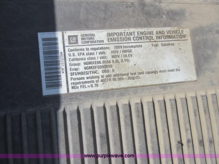 image for item I1896 2009 Chevrolet Silverado 3500 Crew Cab flatbed pickup truck