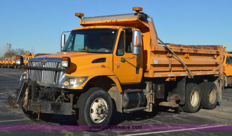 image for item I6289 2004 International 7400 dump truck