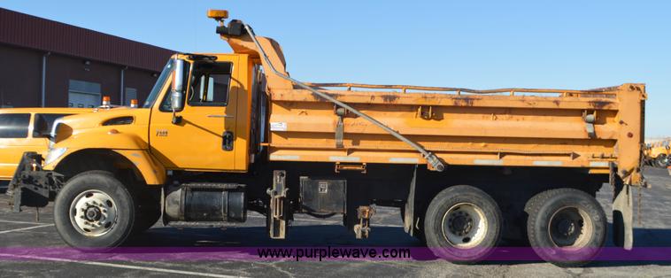 image for item I6289 2004 International 7400 dump truck