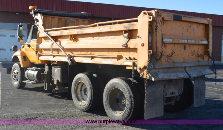 image for item I6289 2004 International 7400 dump truck
