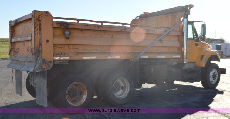 image for item I6289 2004 International 7400 dump truck