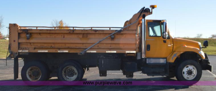 image for item I6289 2004 International 7400 dump truck
