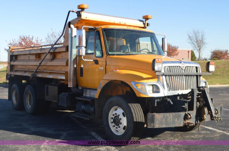 image for item I6289 2004 International 7400 dump truck