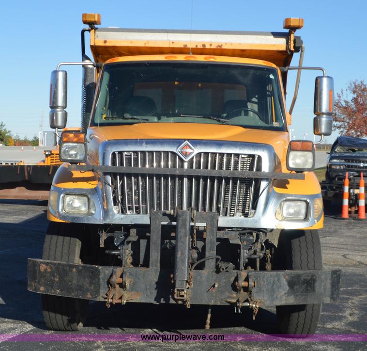 image for item I6289 2004 International 7400 dump truck