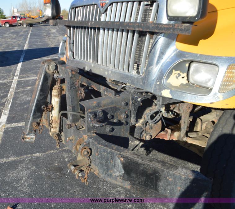 image for item I6289 2004 International 7400 dump truck