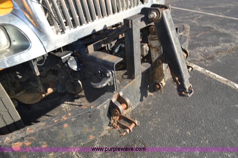 image for item I6289 2004 International 7400 dump truck