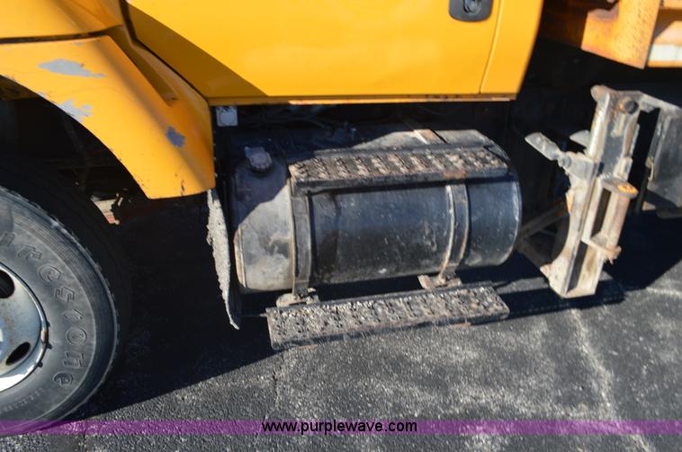 image for item I6289 2004 International 7400 dump truck