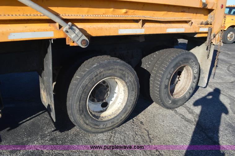 image for item I6289 2004 International 7400 dump truck