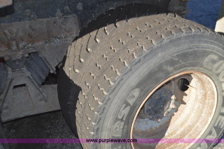 image for item I6289 2004 International 7400 dump truck