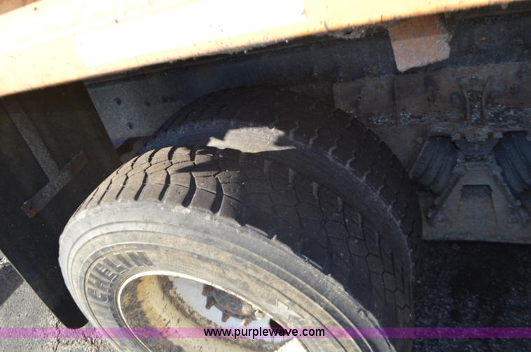 image for item I6289 2004 International 7400 dump truck