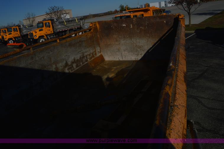 image for item I6289 2004 International 7400 dump truck