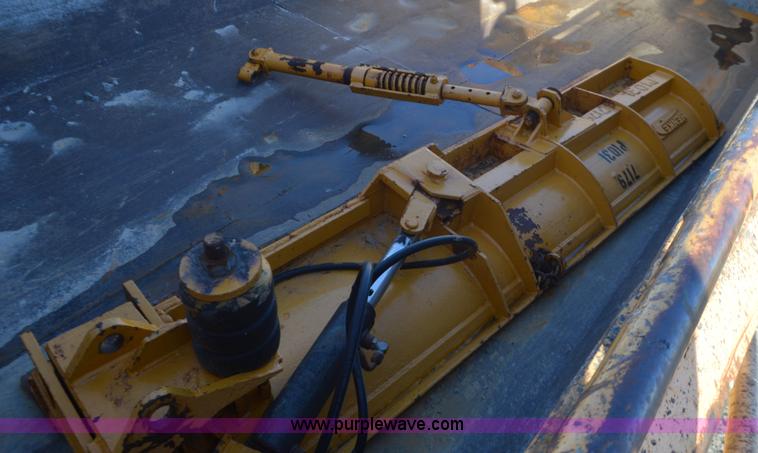 image for item I6289 2004 International 7400 dump truck