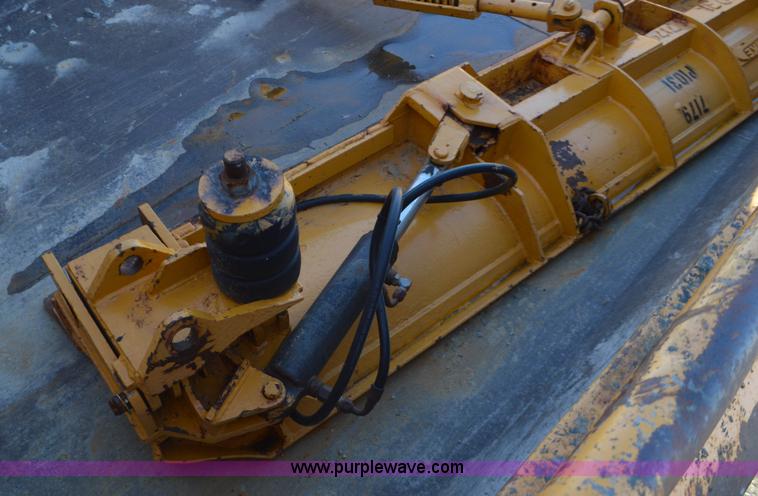 image for item I6289 2004 International 7400 dump truck