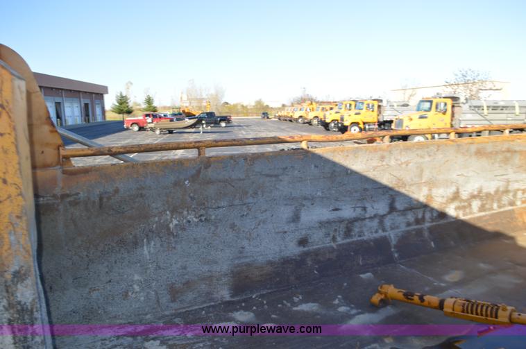 image for item I6289 2004 International 7400 dump truck