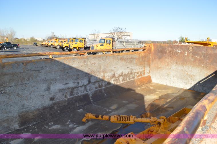 image for item I6289 2004 International 7400 dump truck