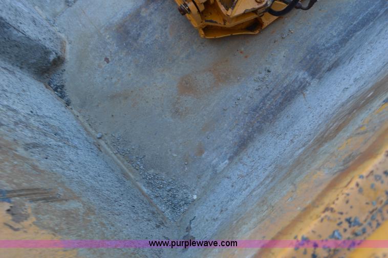 image for item I6289 2004 International 7400 dump truck