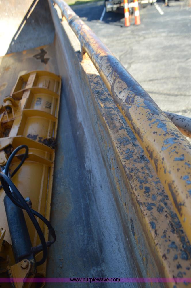 image for item I6289 2004 International 7400 dump truck