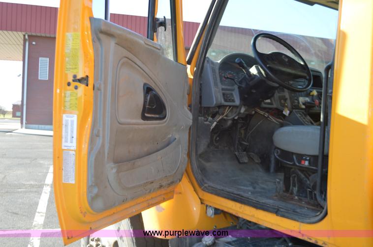 image for item I6289 2004 International 7400 dump truck