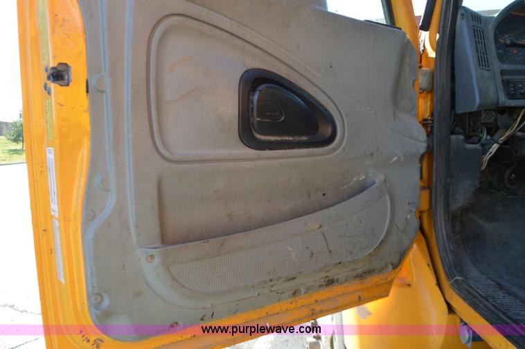 image for item I6289 2004 International 7400 dump truck