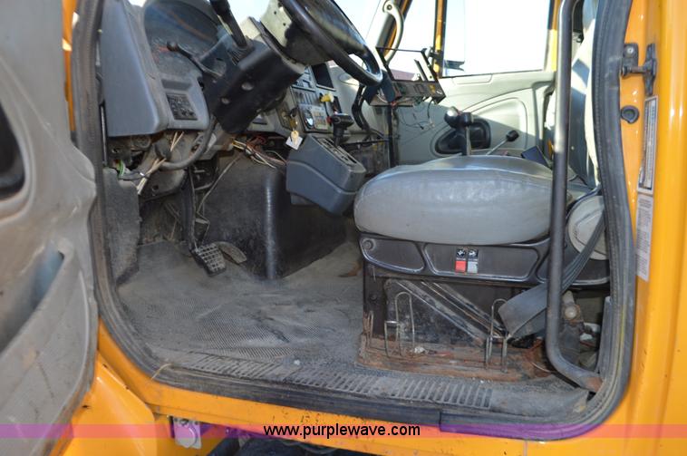 image for item I6289 2004 International 7400 dump truck