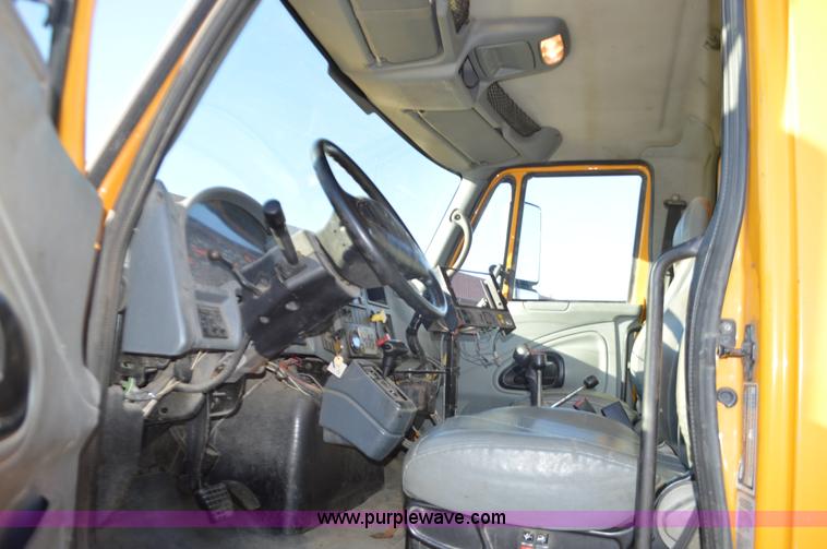 image for item I6289 2004 International 7400 dump truck