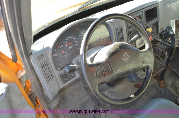 image for item I6289 2004 International 7400 dump truck