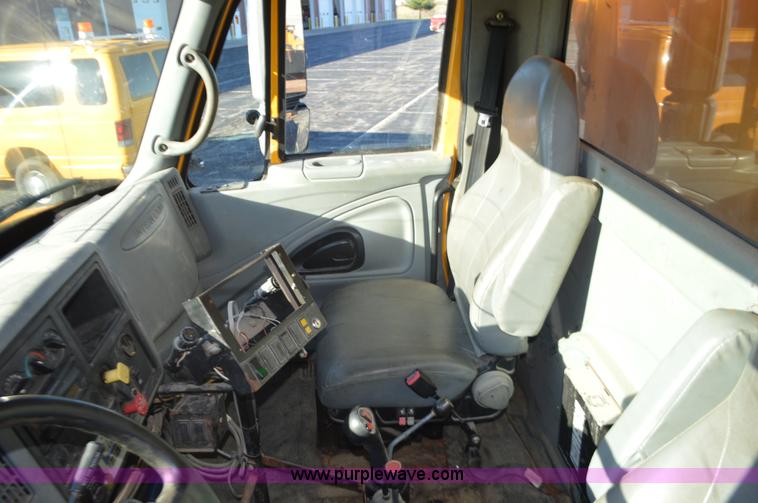 image for item I6289 2004 International 7400 dump truck