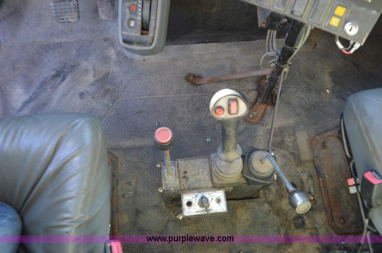 image for item I6289 2004 International 7400 dump truck