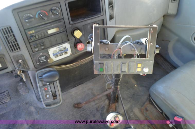 image for item I6289 2004 International 7400 dump truck