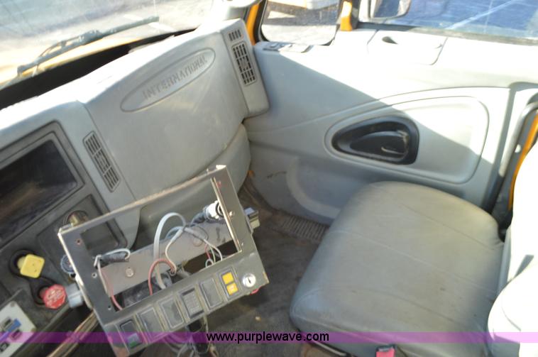 image for item I6289 2004 International 7400 dump truck