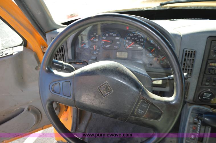 image for item I6289 2004 International 7400 dump truck