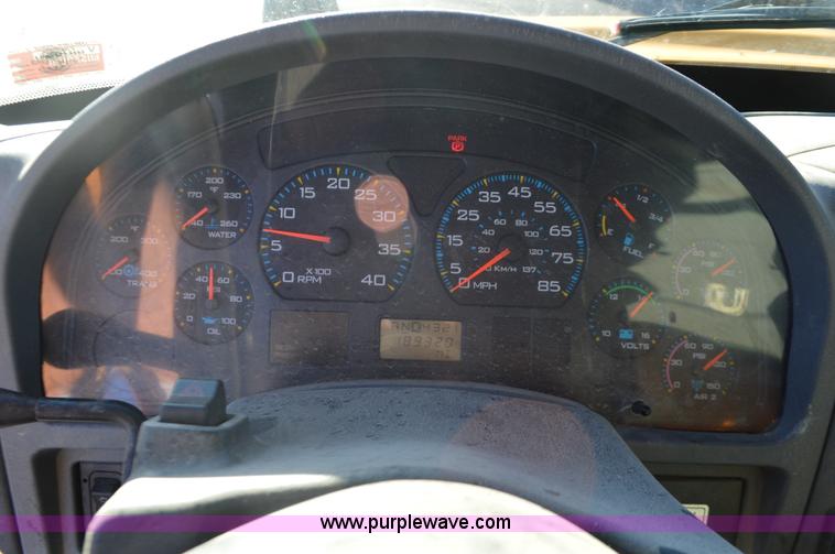 image for item I6289 2004 International 7400 dump truck