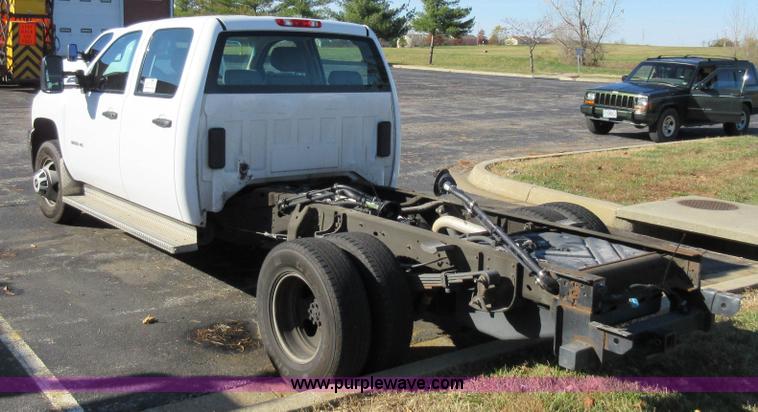 image for item I6298 2013 Chevrolet Silverado 3500HD Crew Cab pickup truck cab and chassis