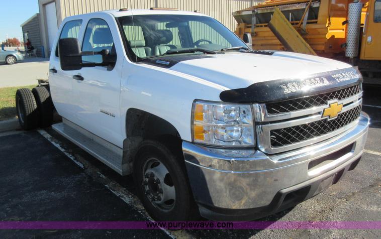 image for item I6298 2013 Chevrolet Silverado 3500HD Crew Cab pickup truck cab and chassis