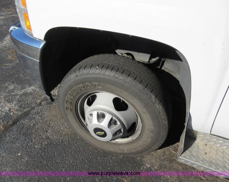 image for item I6298 2013 Chevrolet Silverado 3500HD Crew Cab pickup truck cab and chassis