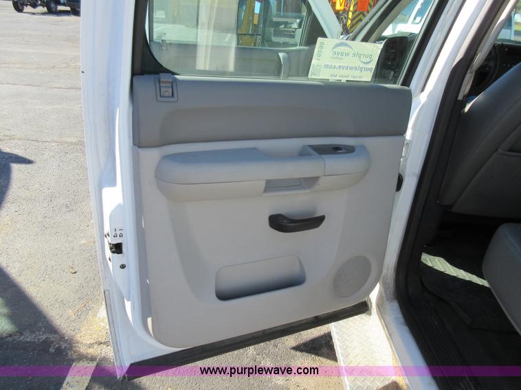 image for item I6298 2013 Chevrolet Silverado 3500HD Crew Cab pickup truck cab and chassis