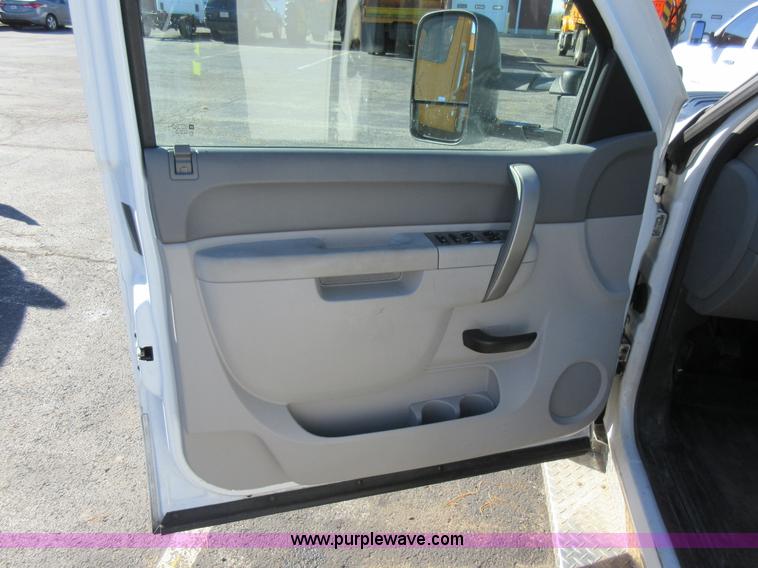 image for item I6298 2013 Chevrolet Silverado 3500HD Crew Cab pickup truck cab and chassis
