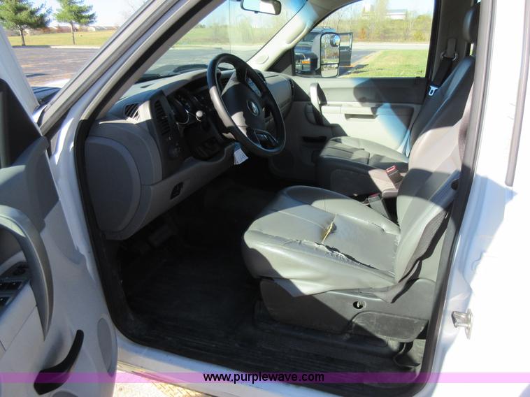 image for item I6298 2013 Chevrolet Silverado 3500HD Crew Cab pickup truck cab and chassis