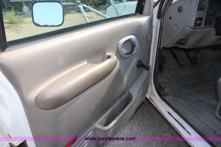 image for item J3554 1998 Chevrolet 3500HD flatbed pickup truck