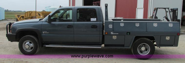image for item J8717 2007 Chevrolet Silverado Classic 3500 Crew Cab flatbed pickup truck