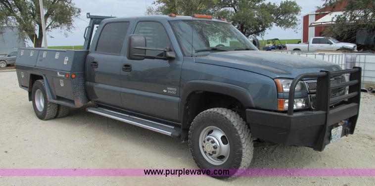 image for item J8717 2007 Chevrolet Silverado Classic 3500 Crew Cab flatbed pickup truck