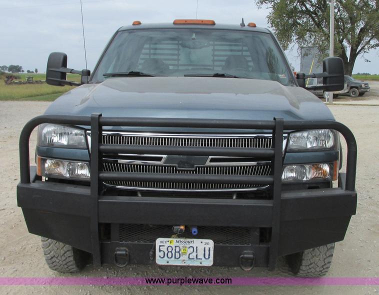 image for item J8717 2007 Chevrolet Silverado Classic 3500 Crew Cab flatbed pickup truck