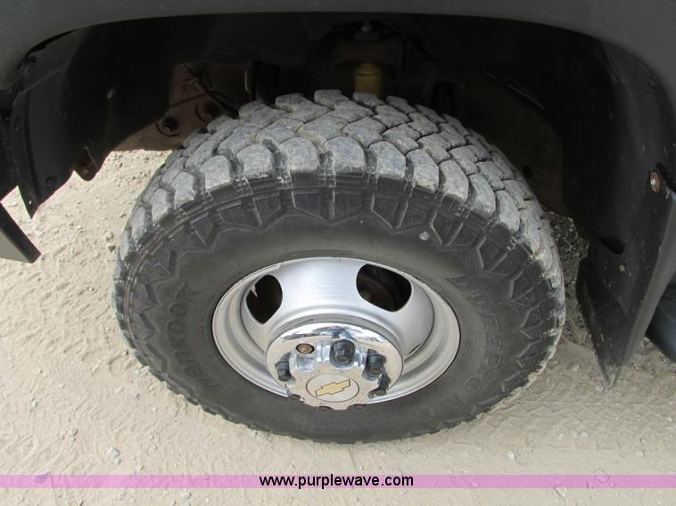 image for item J8717 2007 Chevrolet Silverado Classic 3500 Crew Cab flatbed pickup truck