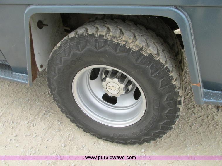 image for item J8717 2007 Chevrolet Silverado Classic 3500 Crew Cab flatbed pickup truck