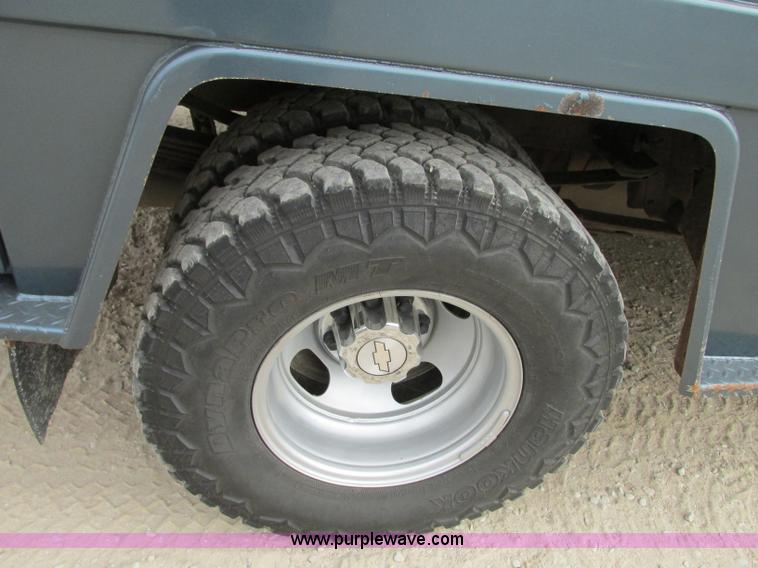 image for item J8717 2007 Chevrolet Silverado Classic 3500 Crew Cab flatbed pickup truck