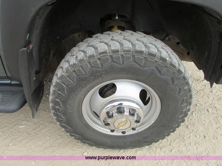 image for item J8717 2007 Chevrolet Silverado Classic 3500 Crew Cab flatbed pickup truck