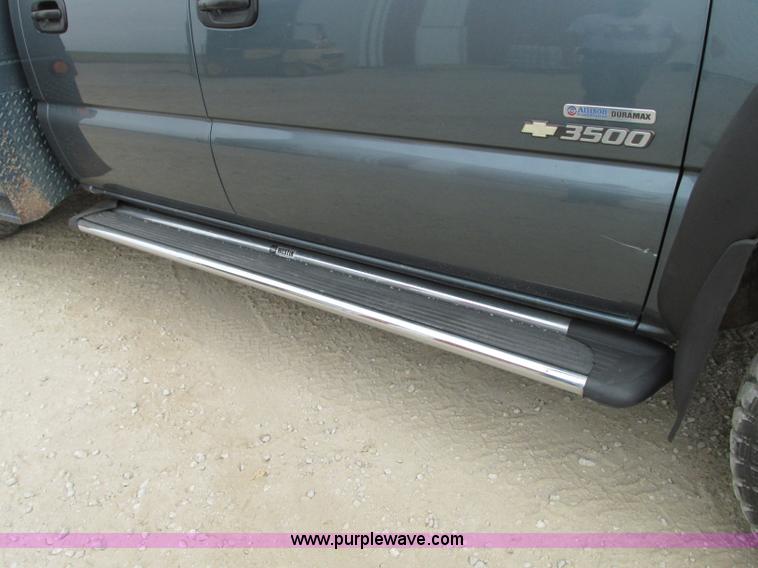 image for item J8717 2007 Chevrolet Silverado Classic 3500 Crew Cab flatbed pickup truck