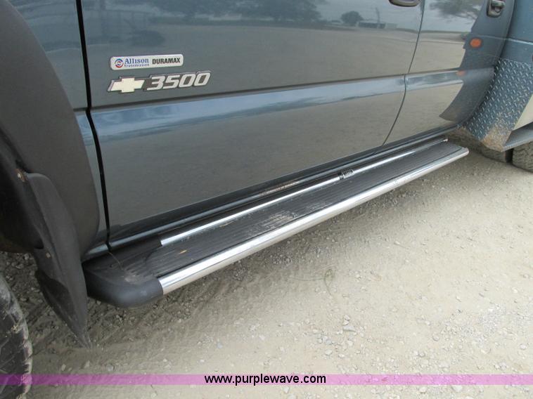 image for item J8717 2007 Chevrolet Silverado Classic 3500 Crew Cab flatbed pickup truck